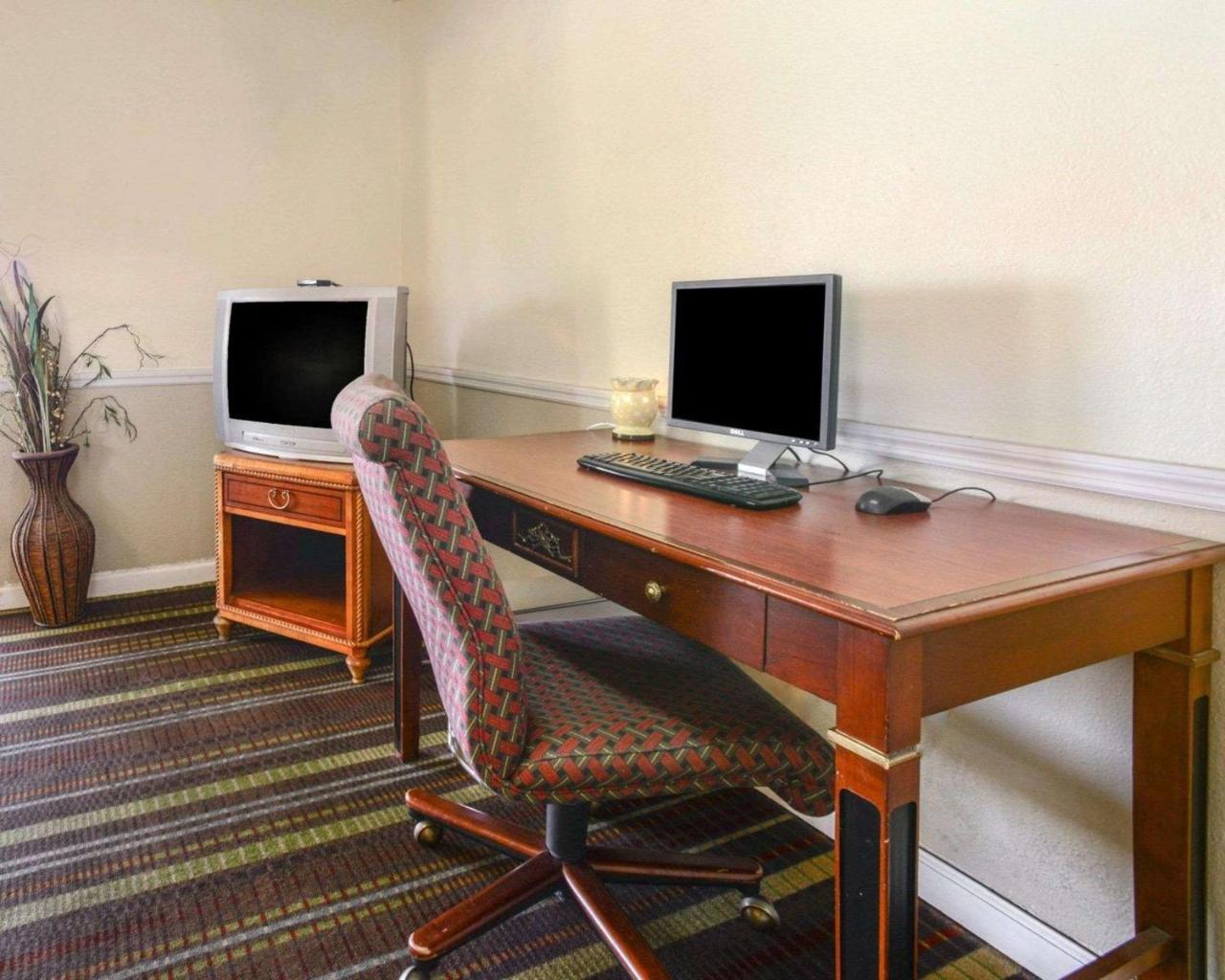 Econo Lodge Inn & Suites 카번데일 외부 사진