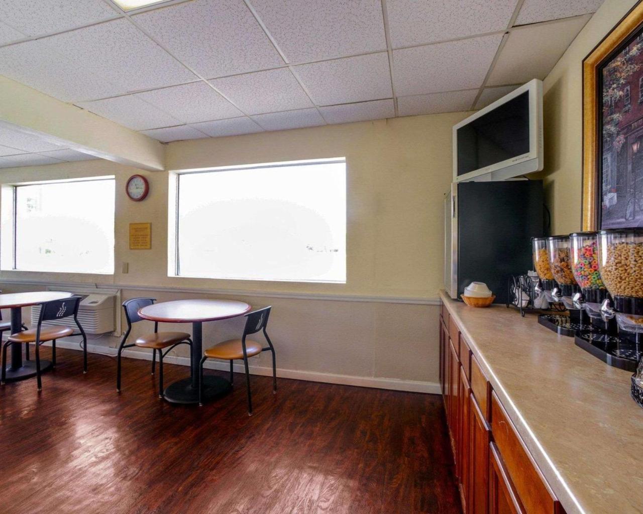 Econo Lodge Inn & Suites 카번데일 외부 사진
